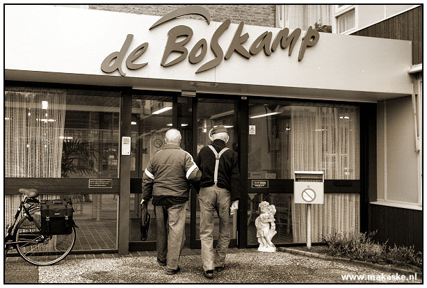 <br />
<br />
<b>Op straat belicht</b><br />
Op straat belicht laat foto´s zien die ik, zoals de titel van deze rubriek al aangeeft, op straat maak. Overal waar ik me met een camera begeef en waar straten zijn met grappige, mooie of bijzondere mensen en/of situaties kan ik plaatjes voor deze rubriek maken. Het zijn dus zeker niet alleen foto´s van Epe.