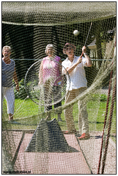 <br />
<br />
<br />
<b>Op straat belicht</b><br />
Op straat belicht laat foto's zien die ik, zoals de titel van deze rubriek al aangeeft, op straat maak. Overal waar ik me met een camera begeef en waar straten zijn met grappige, mooie of bijzondere mensen en/of situaties kan ik plaatjes voor deze rubriek maken. Het zijn dus zeker niet alleen foto´s van Epe.