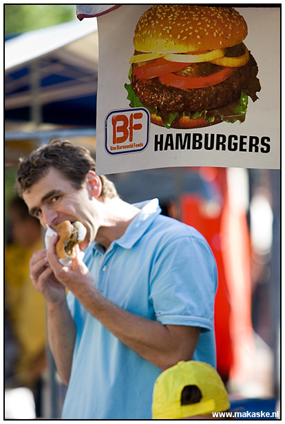 <br />
<br />
<br />
<b>Op straat belicht</b><br />
Op straat belicht laat foto's zien die ik, zoals de titel van deze rubriek al aangeeft, op straat maak. Overal waar ik me met een camera begeef en waar straten zijn met grappige, mooie of bijzondere mensen en/of situaties kan ik plaatjes voor deze rubriek maken. Het zijn dus zeker niet alleen foto´s van Epe.